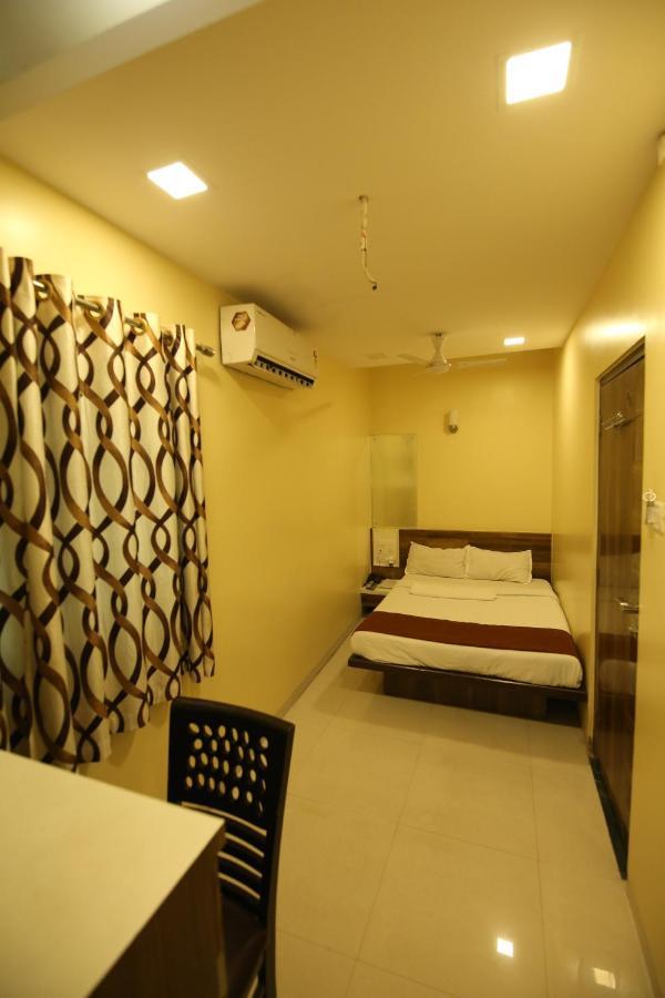 Airport Metro Hotel Bombay Esterno foto
