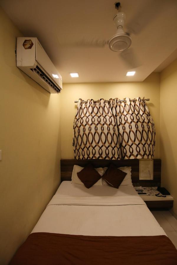 Airport Metro Hotel Bombay Esterno foto