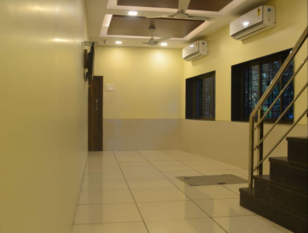 Airport Metro Hotel Bombay Esterno foto