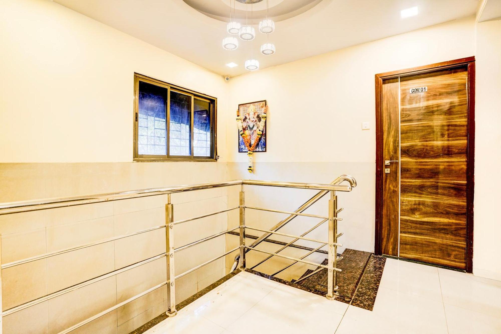 Airport Metro Hotel Bombay Esterno foto