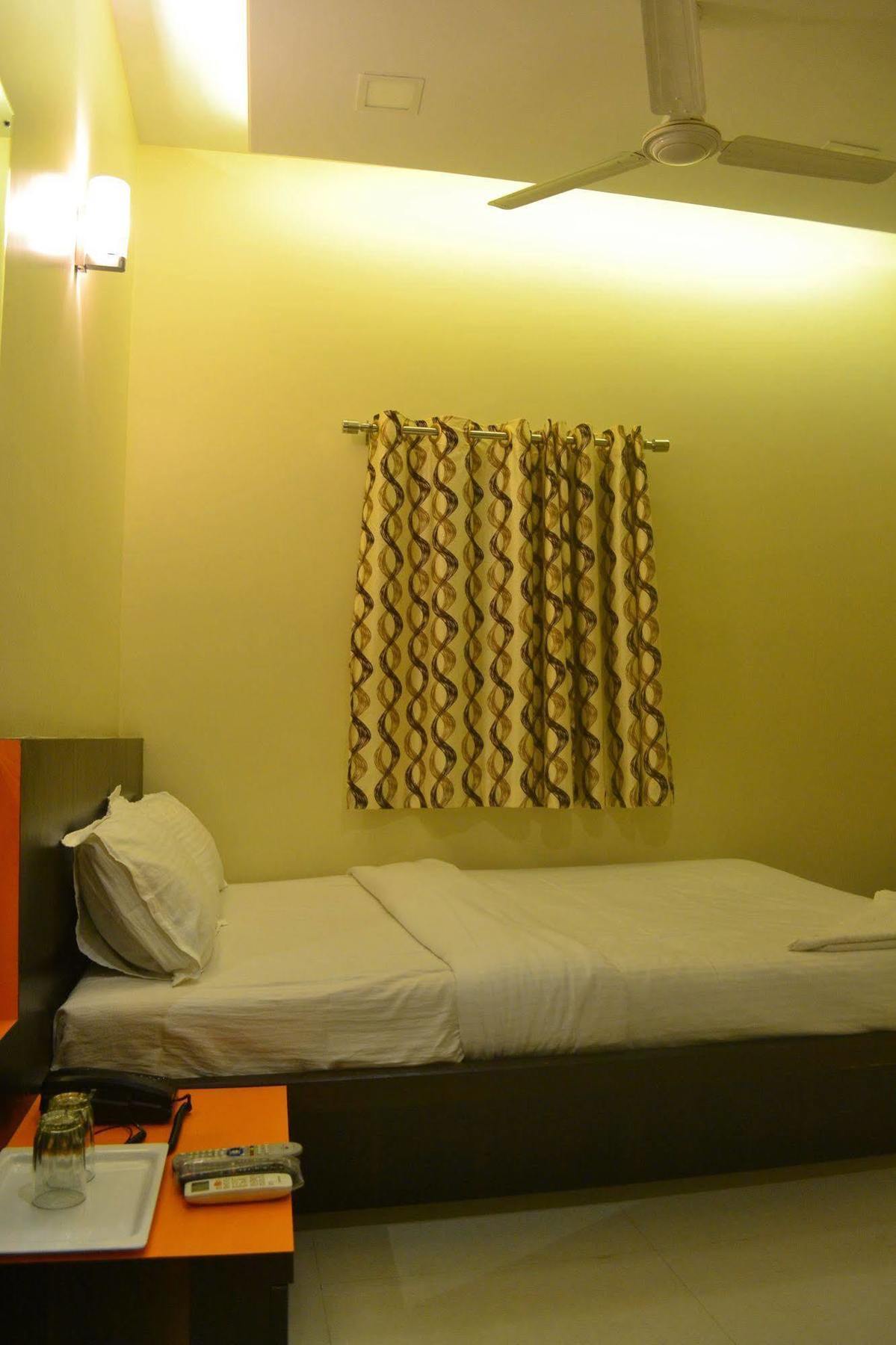 Airport Metro Hotel Bombay Esterno foto