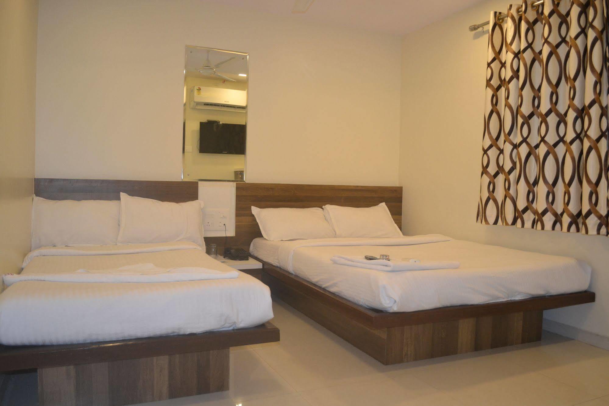 Airport Metro Hotel Bombay Esterno foto