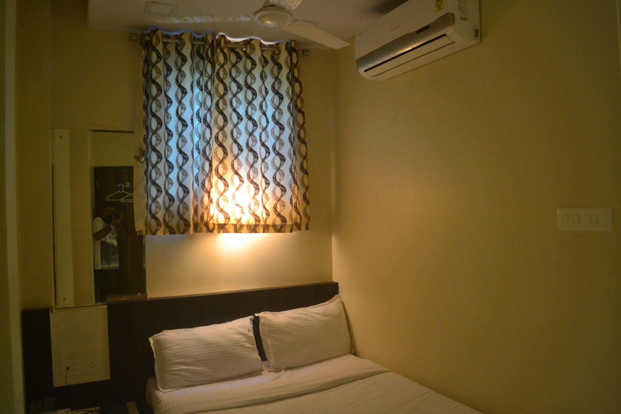 Airport Metro Hotel Bombay Esterno foto