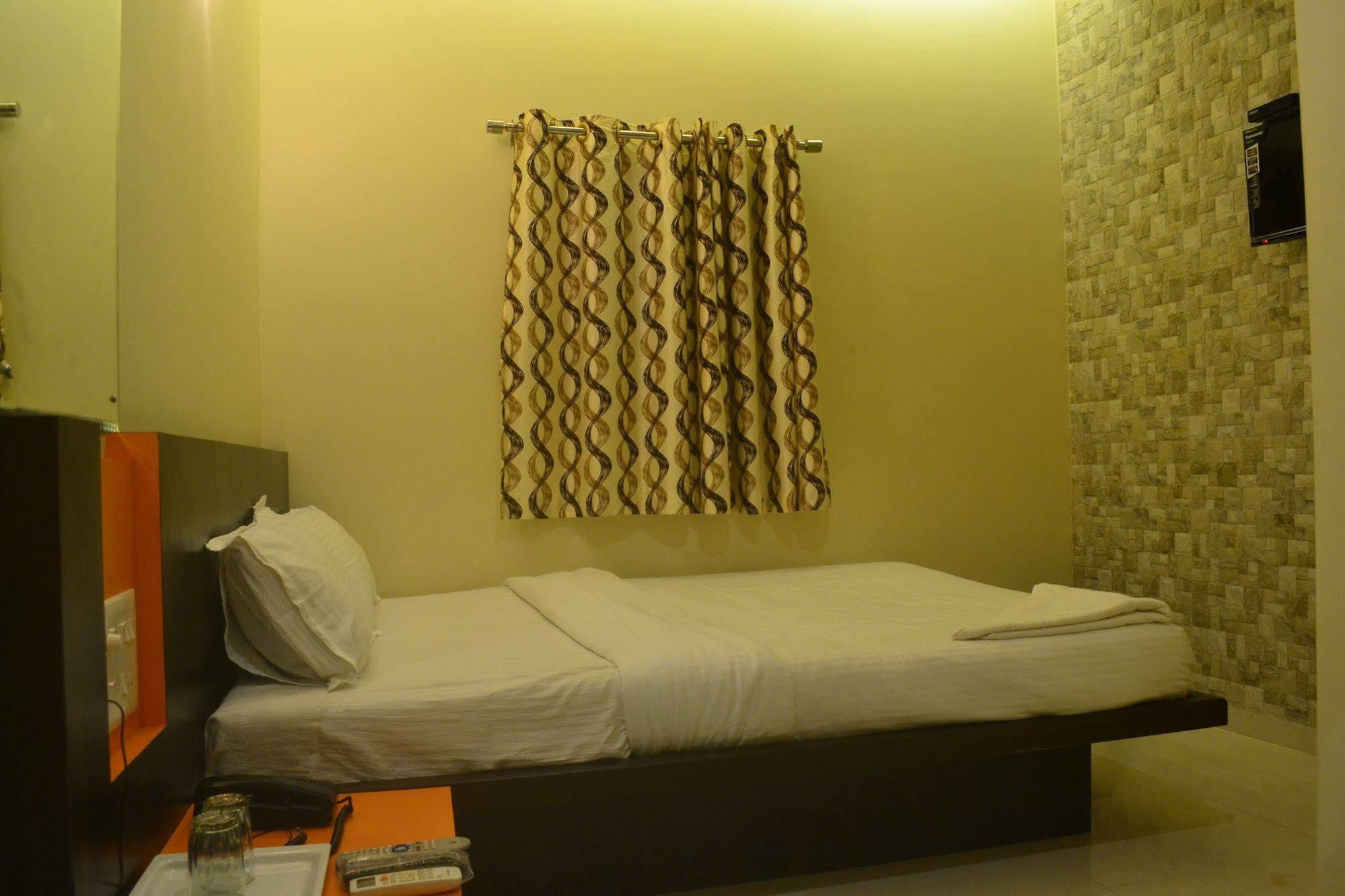 Airport Metro Hotel Bombay Esterno foto